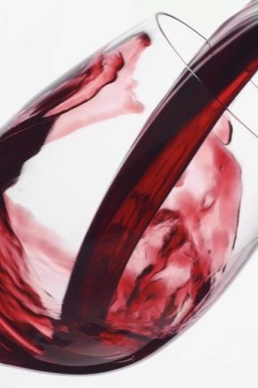 Як ефективно відіпрати плями від червоного вина?