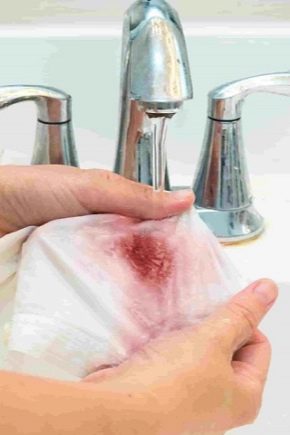 Плями крові на одязі і меблів: ефективні засоби і способи прання