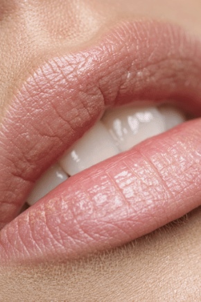 Зволожуюча губна помада