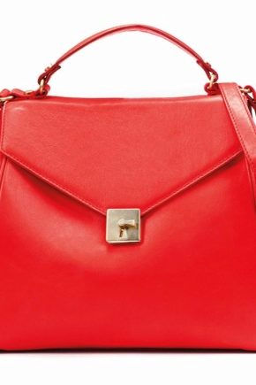 З чим носити червону сумку?