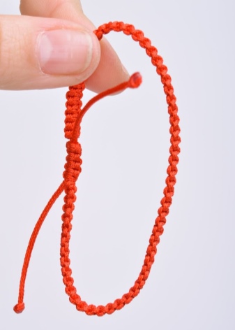 Браслети з ниток (76 фото): плетемо нитки муліне, фенечка з вовняних нитокдля вязання і намистин
